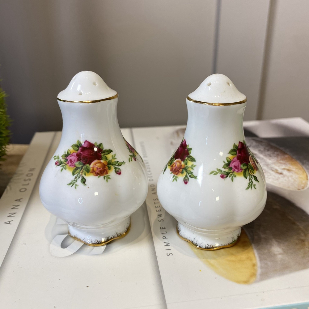 Royal Albert Old Country Roses Salt Pepper Shakers Vintage 1962